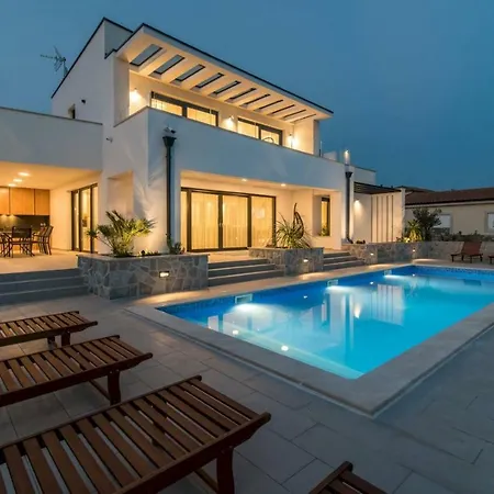 Luxury Viktorija Linardići